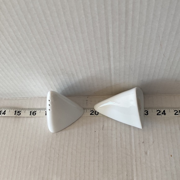 𝅺MODERN salt and pepper shakers Maxwell Williams triangular white angular - Picture 10 of 10